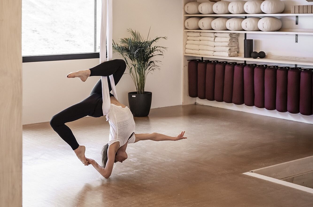 Yoga aérien au studio ZenSpace, au Grand-Bornand
